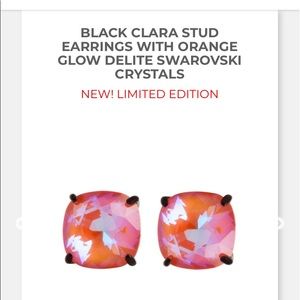 Earrings, each piece.